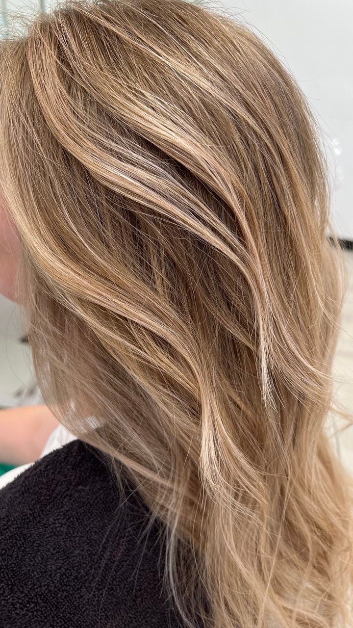 Едва уловимое осветление тонкими прядями для эффекта солнечного сияния