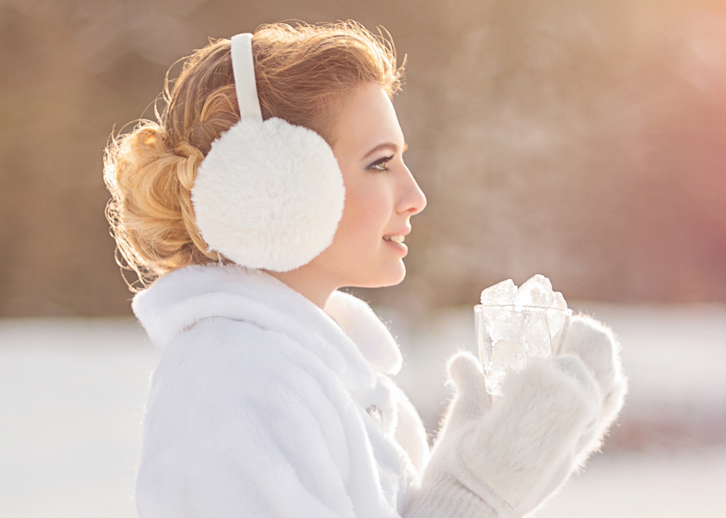  Низкий пучок — идеальная прическа под меховые наушники или бини