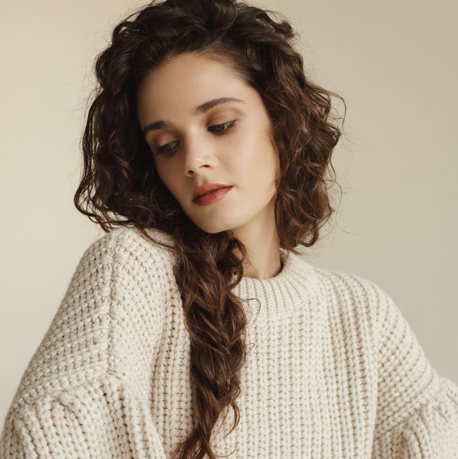 Текстурная коса на одно плечо для укладки под головной убор