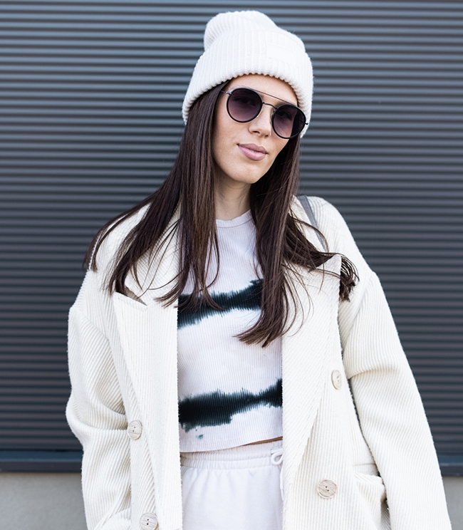 Капор — замена шапки, которая сохранит объемную прическу