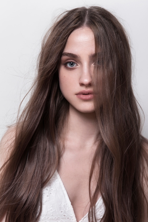 Девушка с длинными волосами
