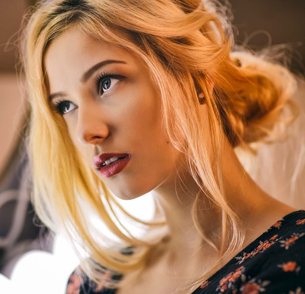 Длинные волосы в пучке