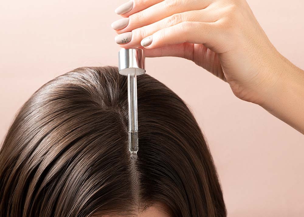 Наносим сыворотку на кожу головы