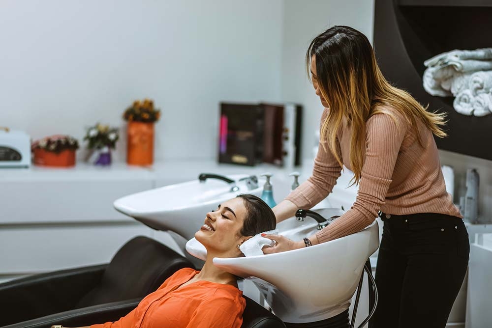 Посещение салона красоты для ухода за волосами