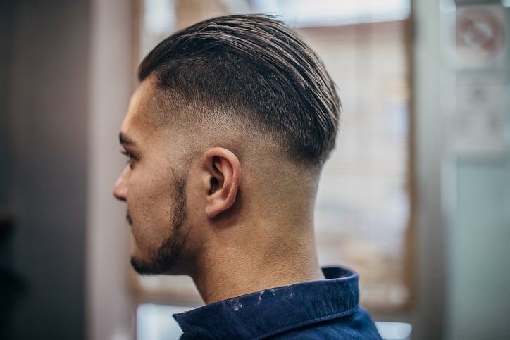 Мужчина с прической фохавк, вид сбоку