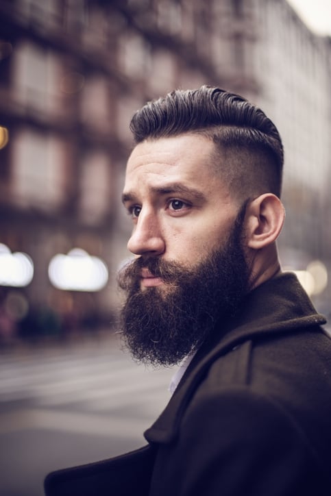 Мужчина с бородой лесоруба и андеркатом.