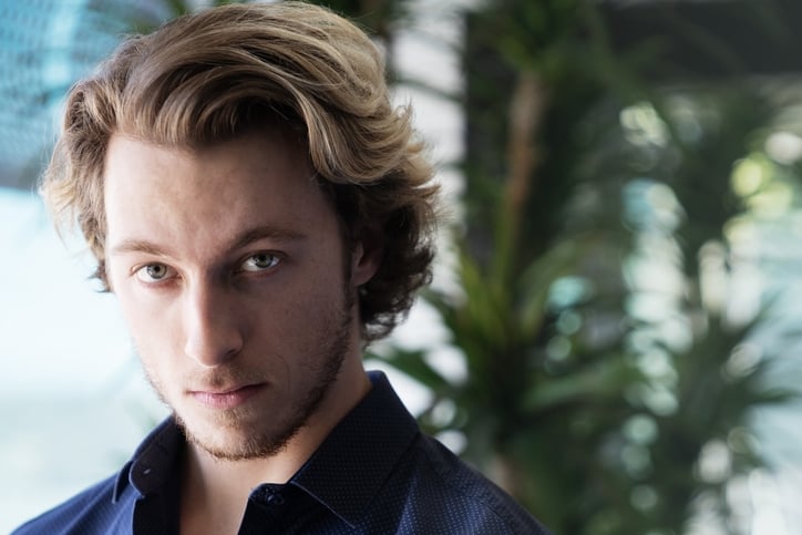 Мужчина с длинной стрижкой шэг, светлые волосы