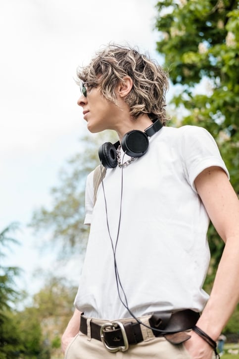 Небрежная мужская укладка в духе стритстайла