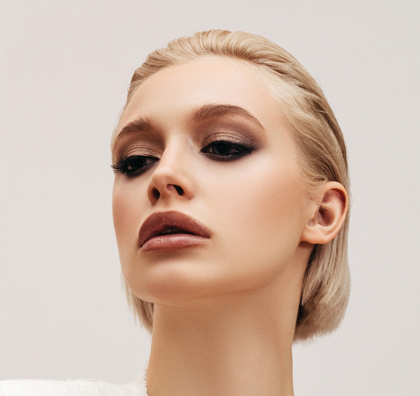 Аккуратная гладкая укладка в сочетании с изысканным стилем