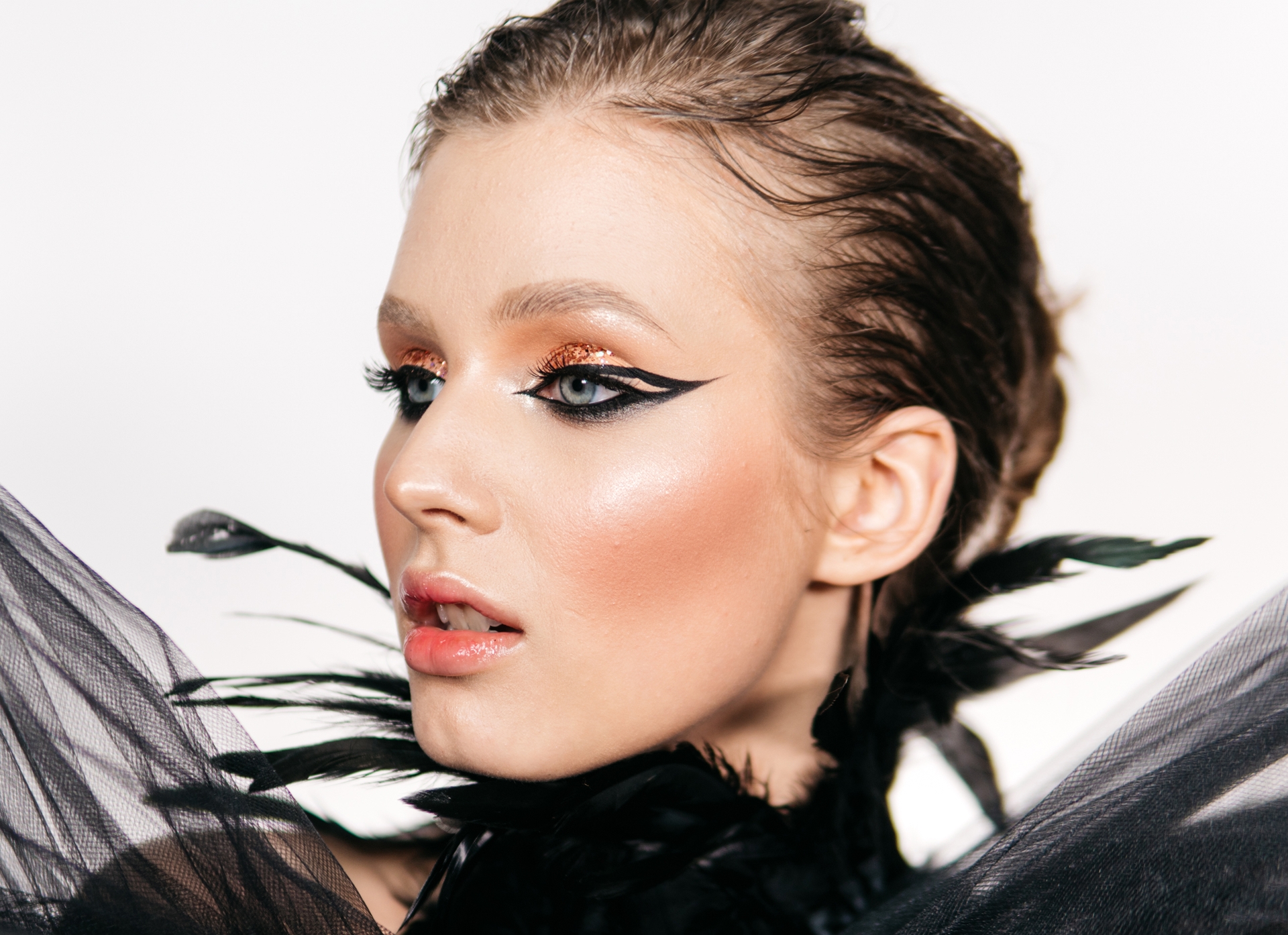 Дерзкий тренд: глиттер и светящиеся элементы для яркого праздничного образа