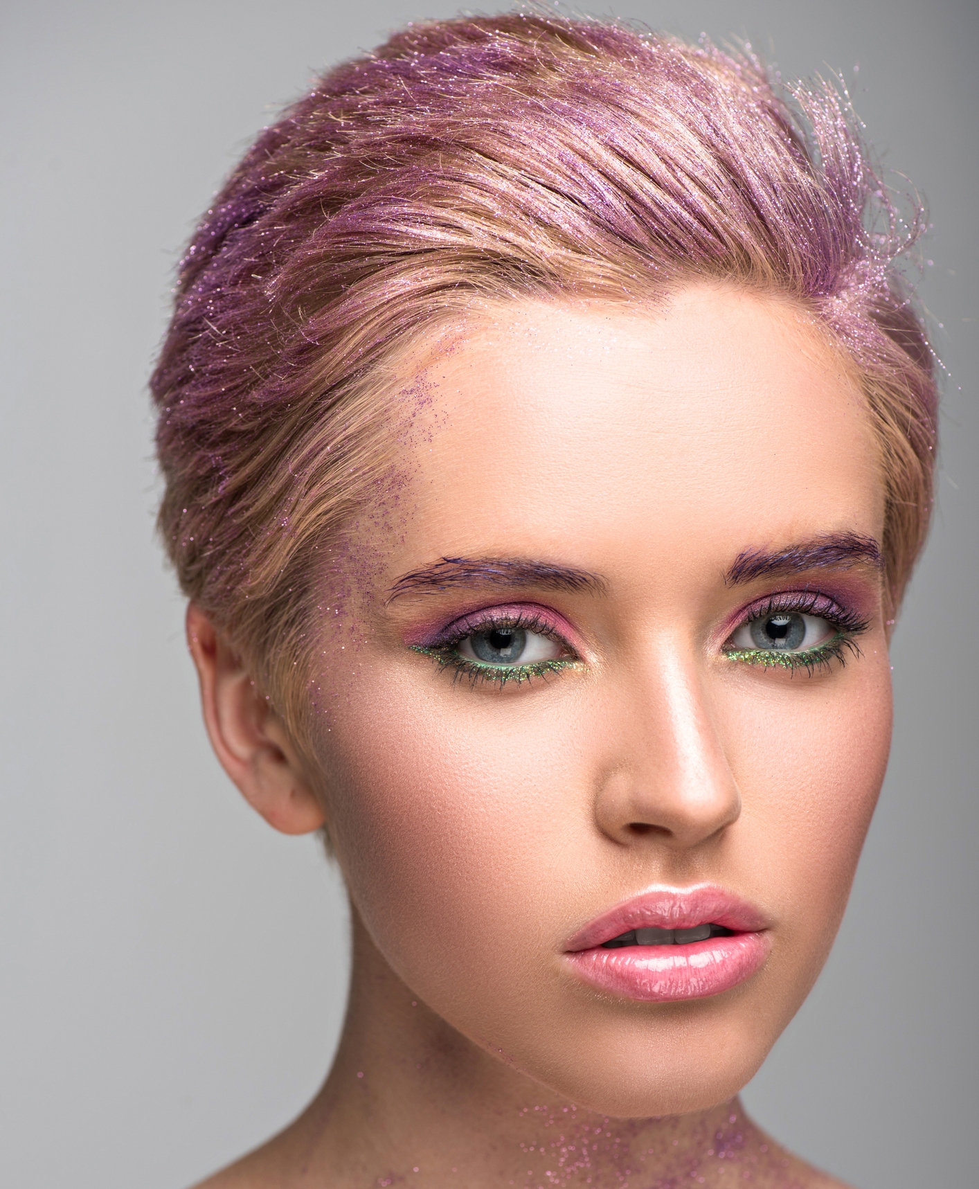 Четкий гелевый зачес с глиттером для дерзкого праздничного образа