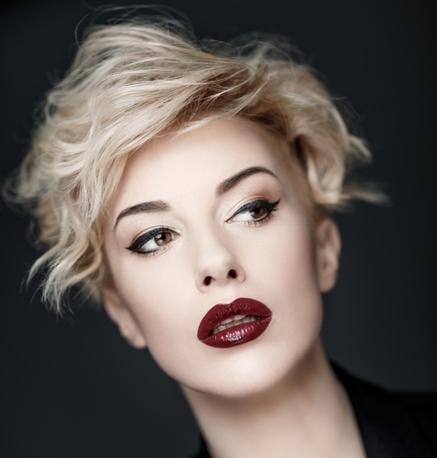 Подчеркните естественную текстуру кудрей для расслабленного вечернего образа