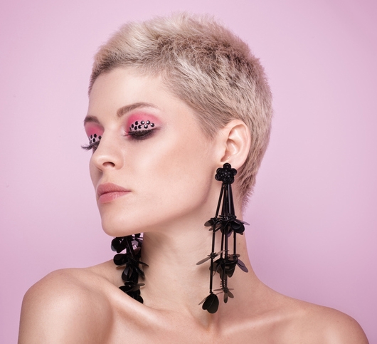 Ультракороткая стрижка с акцентом на макияже