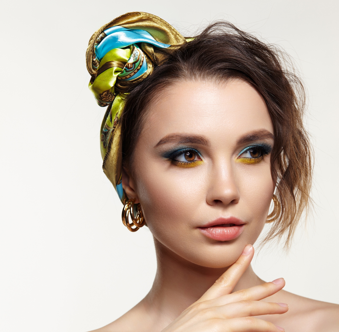 Удлиненный боб с мягкими локонами, повязанный шелковым платком