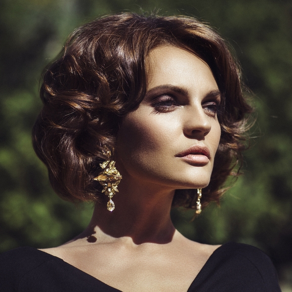 Голливудские локоны на каре, созданные крупной плойкой