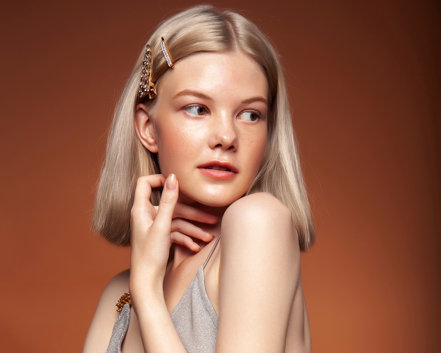 Идеально гладкие и блестящие волосы на каре, уложенные утюжком