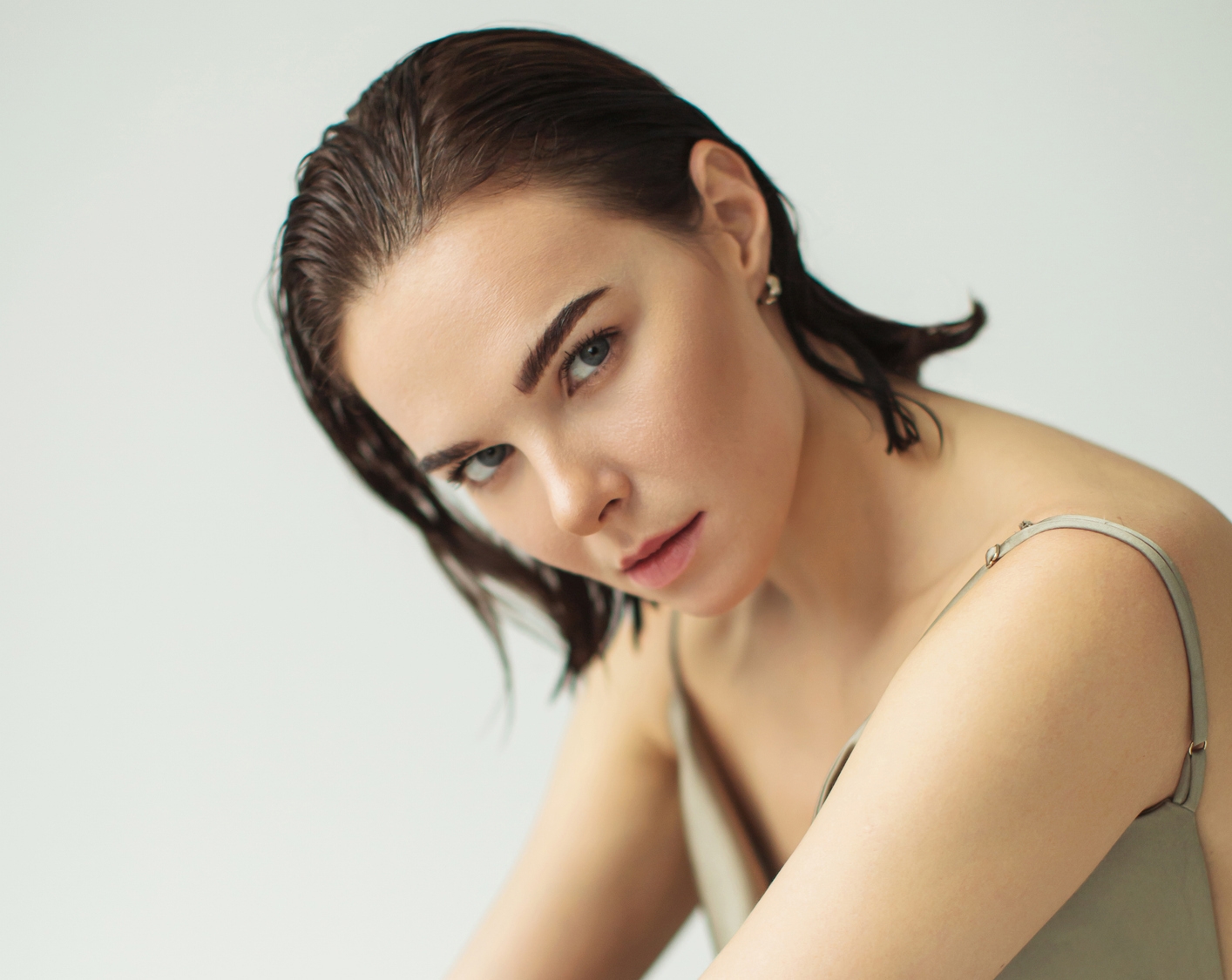 Каре средней длины с влажным эффектом: гель аккуратно нанесен до середины длины