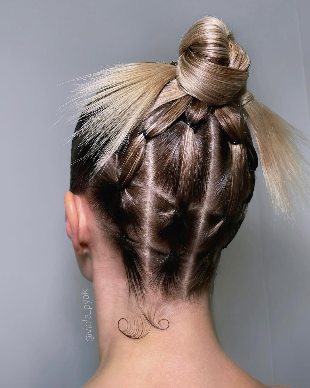 Сложная вечерняя прическа от стилиста: пучок на каре с плетением