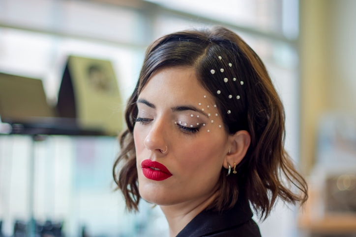 Прическа для выпускного: гладкий зачес с боков и скрытый начес на макушке