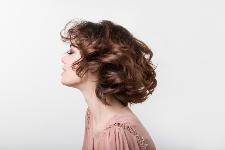 Мягкие крупные кудри на каре, созданные плойкой большого диаметра