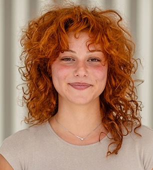 Шегги на кудрявых волосах