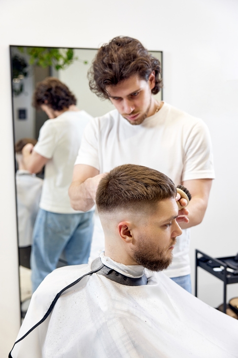 Короткая стрижка с филировкой и ровной челкой