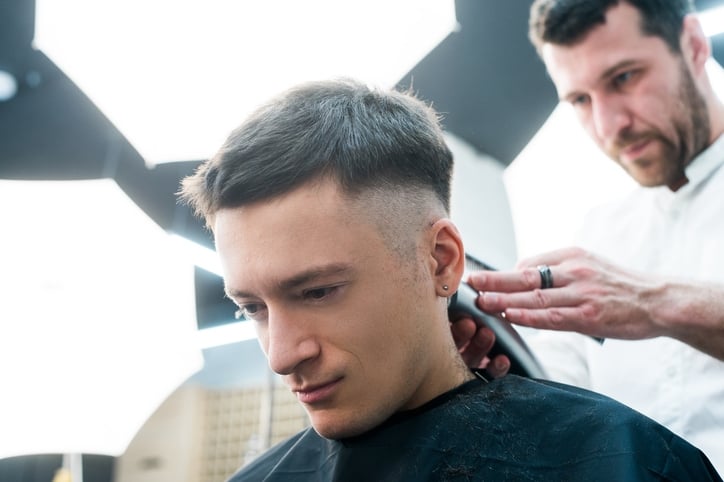 Стрижка машинкой, короткая челка, текстура волос