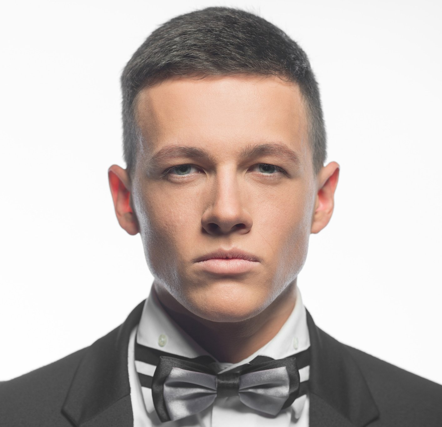 Портрет мужчины в костюме с короткой стрижкой