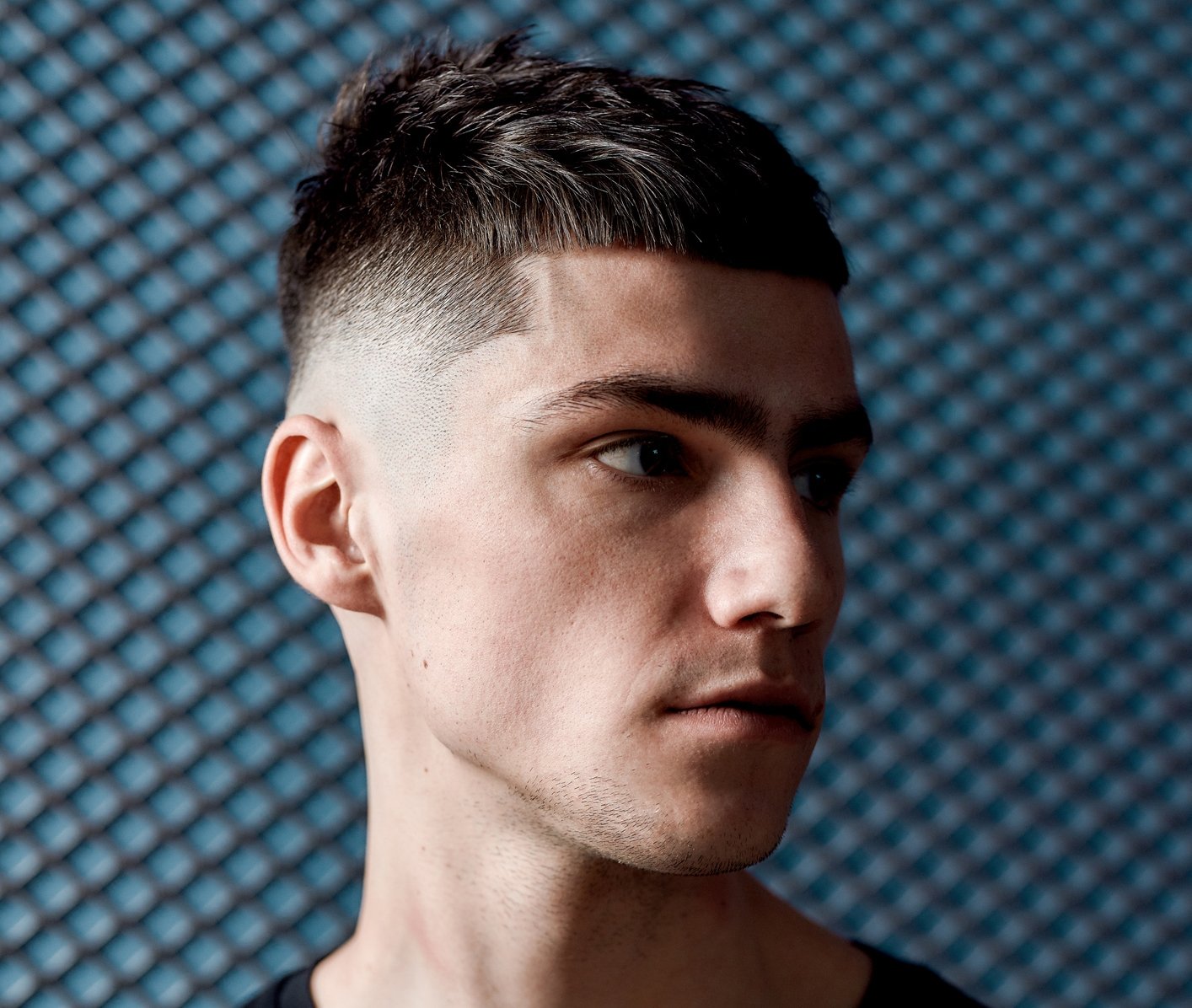 Мужчина с короткой стрижкой, брутальный спортивный стиль