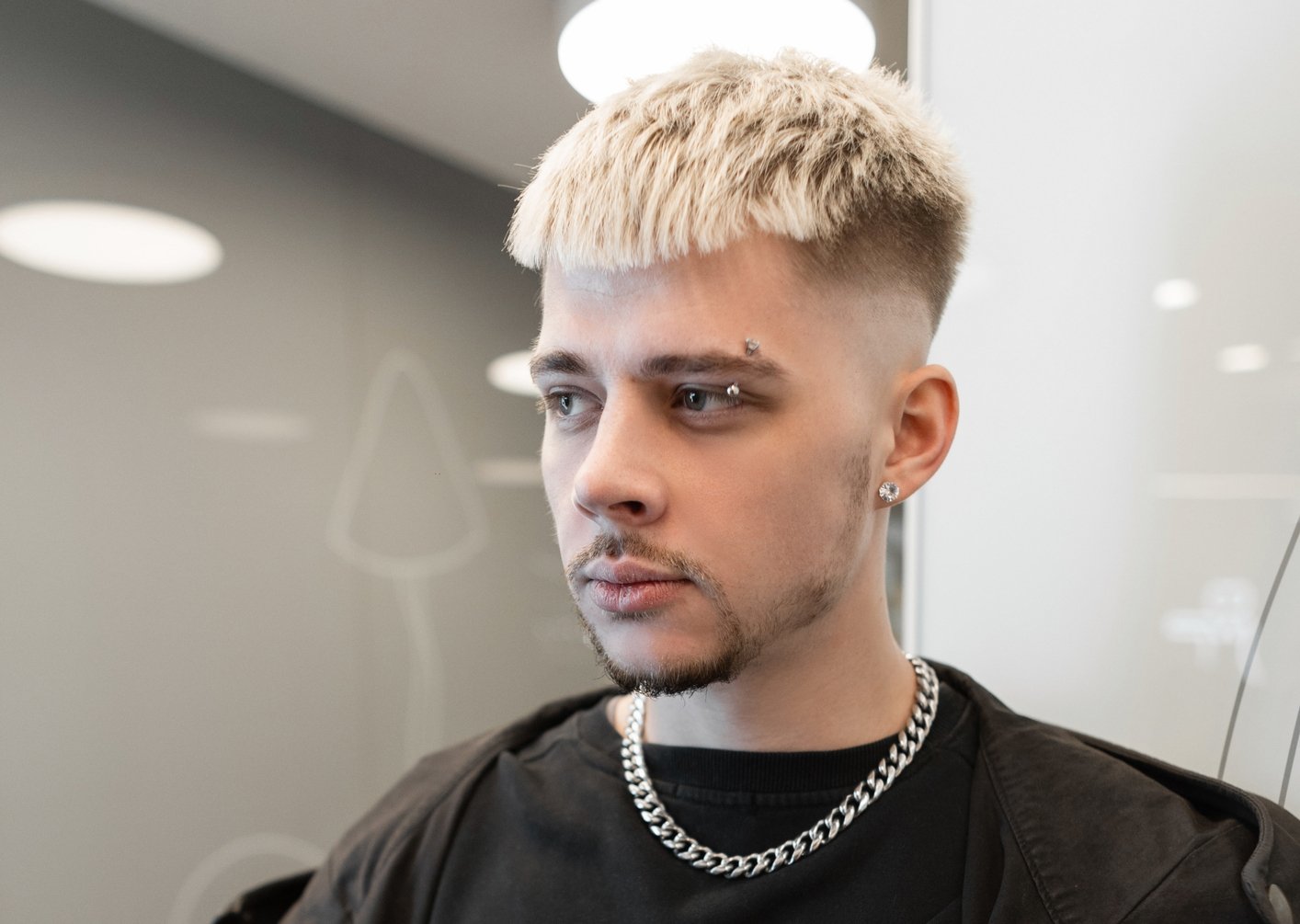 Мужчина с осветленными волосами