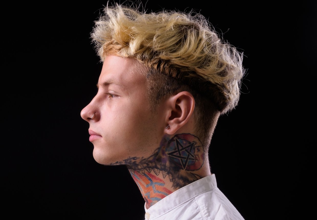 Профиль молодого человека с взъерошенной светлой стрижкой