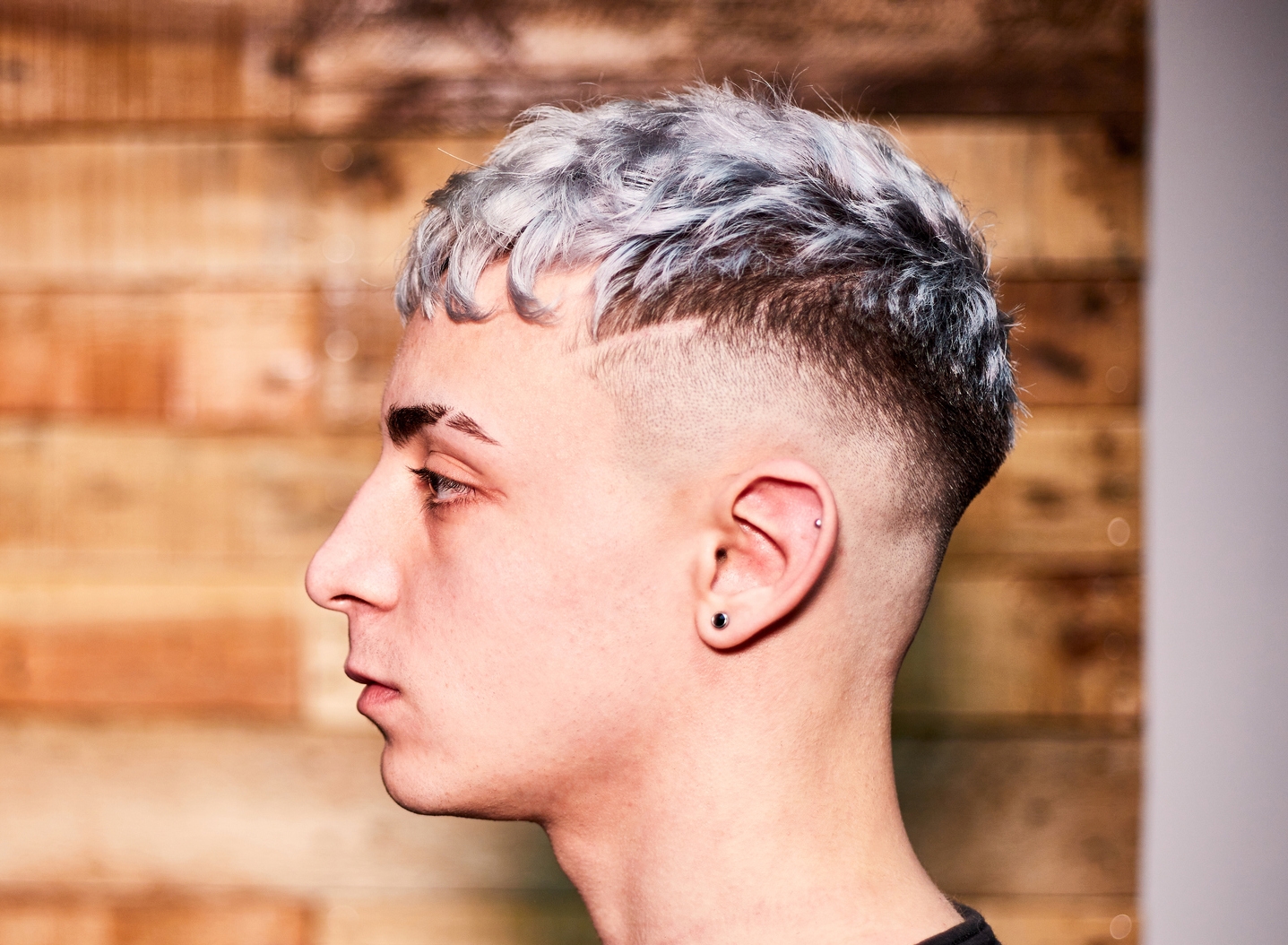 Профиль молодого человека с прической цезарь