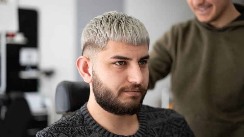 Мужчина с короткой стрижкой и бородой в парикмахерской