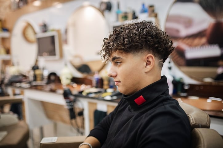 Мужчина с кудрявой прической