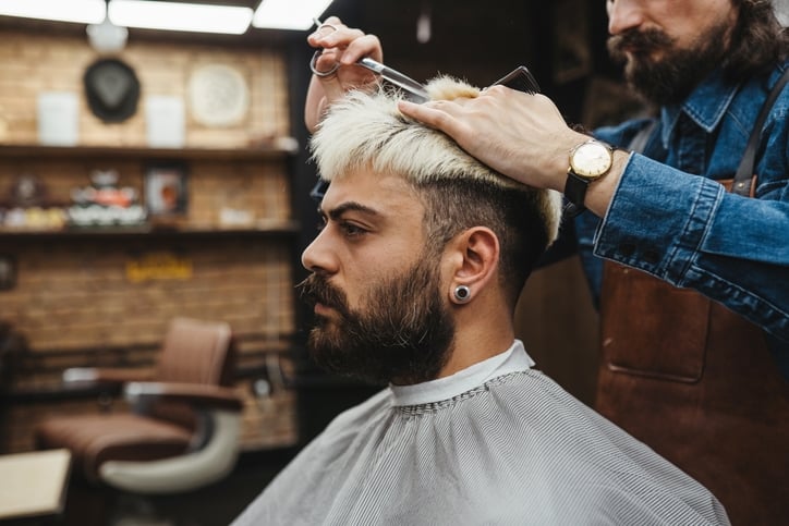 Барбер учитывает линию роста волос