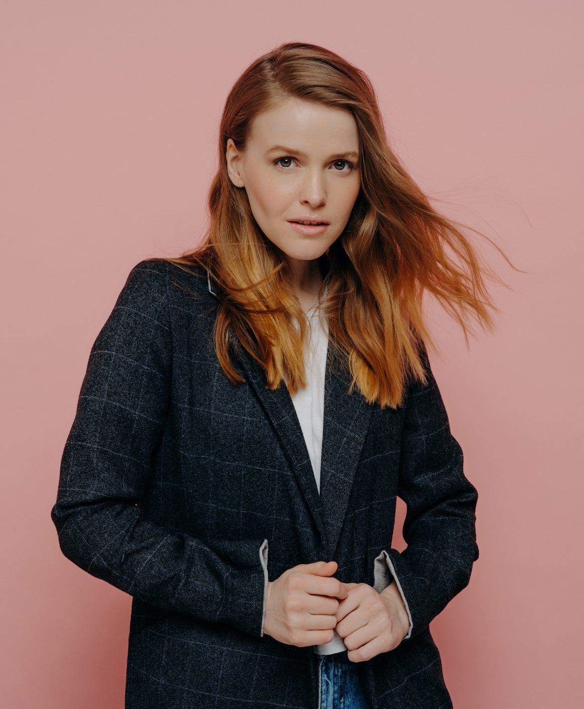 Мягкая растяжка цвета в технике омбре — это плавный переход от натуральных корней к светлым кончикам без резких границ