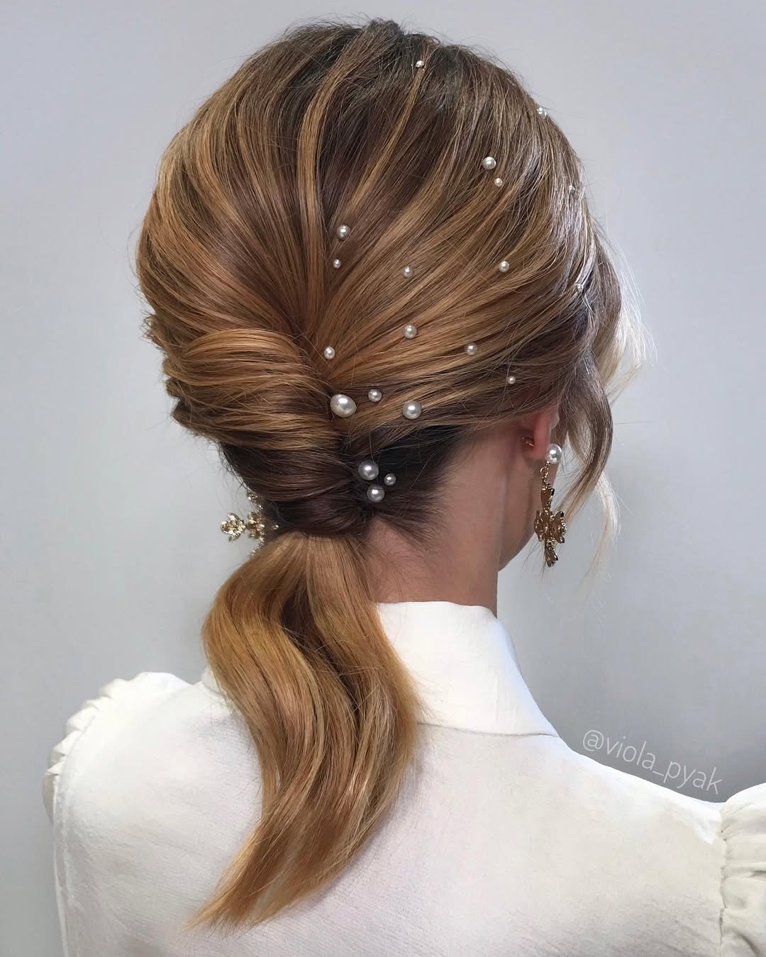 Низкий расслабленный хвост, зафиксированный декоративным гребнем