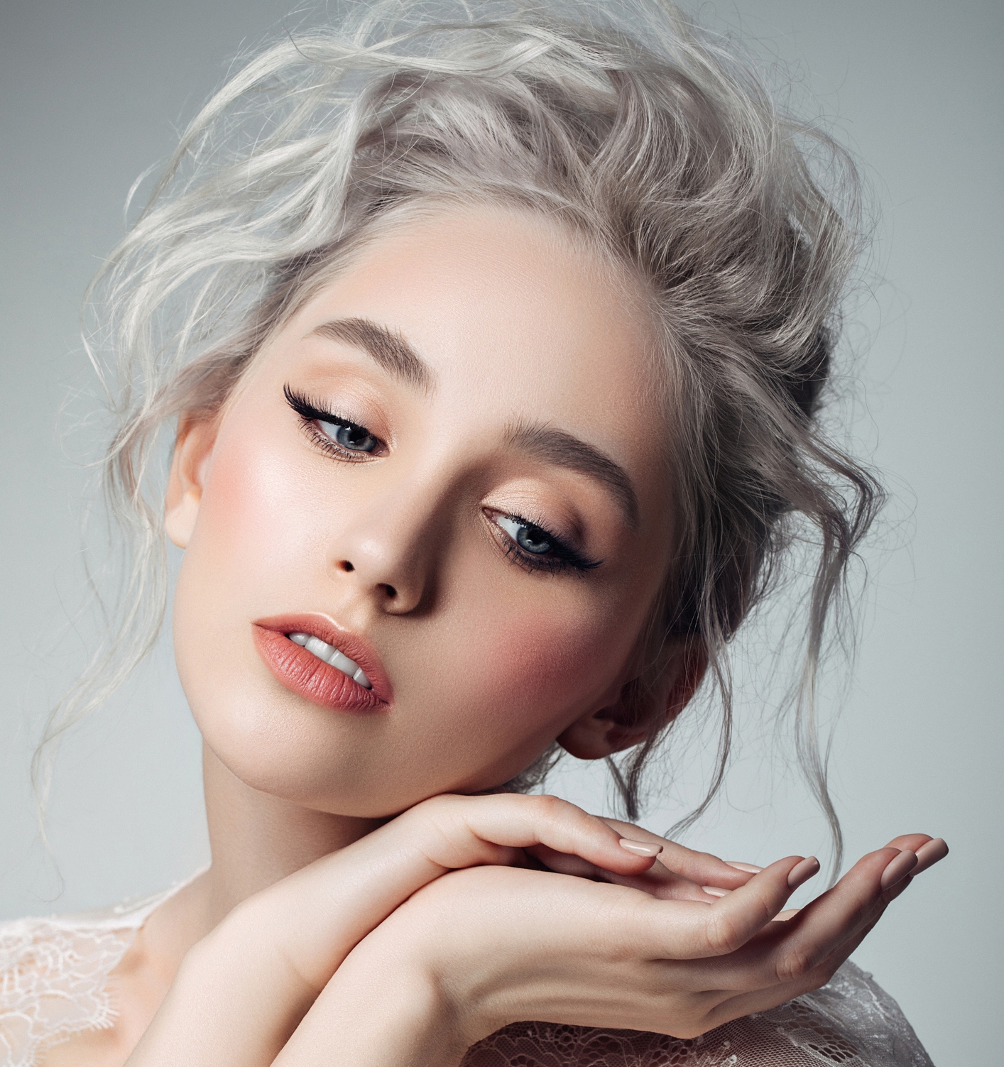 Окрашивание в бледно-серый блонд