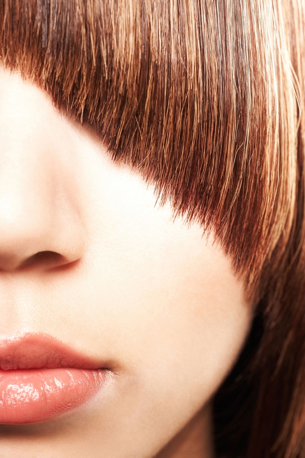 Драматичный образ с густой челкой, акцентирующей внимание на нижней части лица