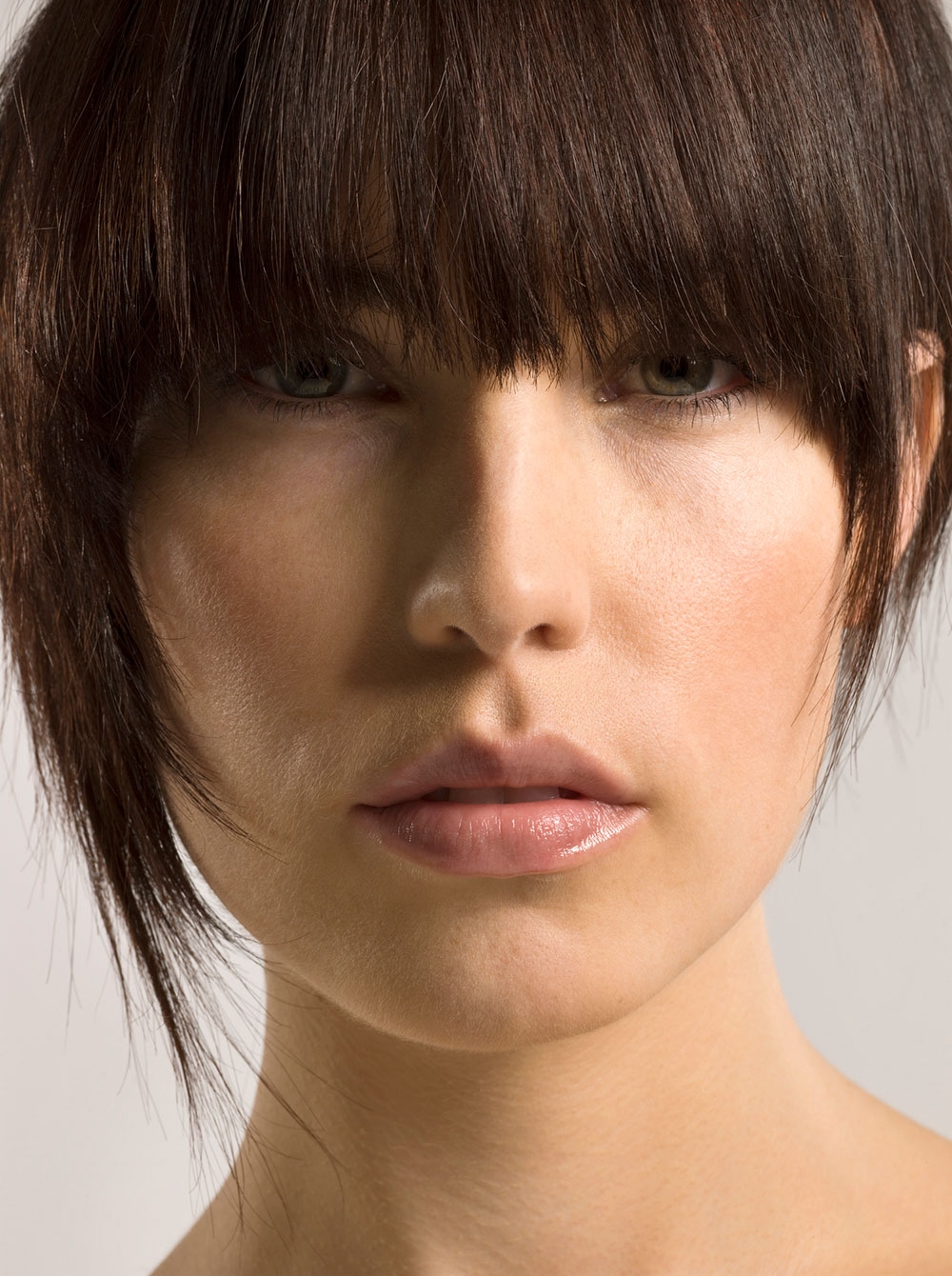 Портрет женщины с классической челкой, дугой подчеркивающей высокие скулы и овал лица