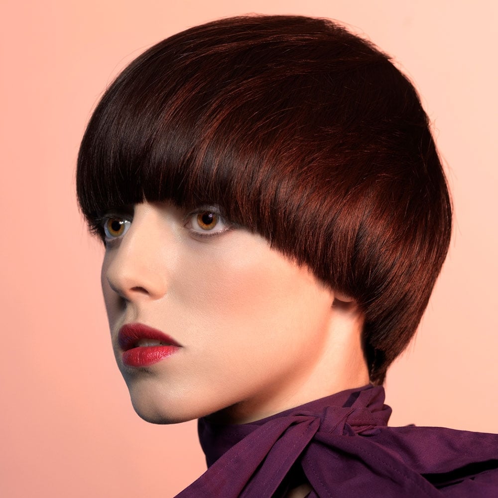 Густая арочная челка на прямых волосах средней плотности для сохранения четкой формы