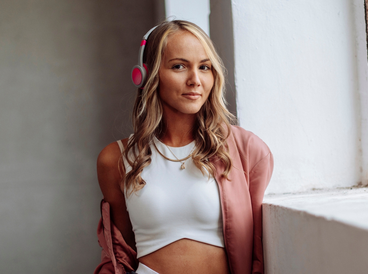 Стильная стрижка с мелированием в октябре 2025 года