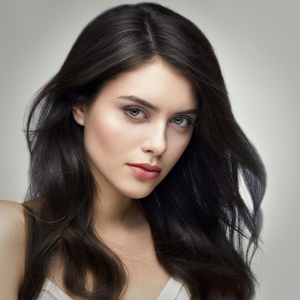 Зеленый шампунь нейтрализует красный и медный подтон у брюнеток