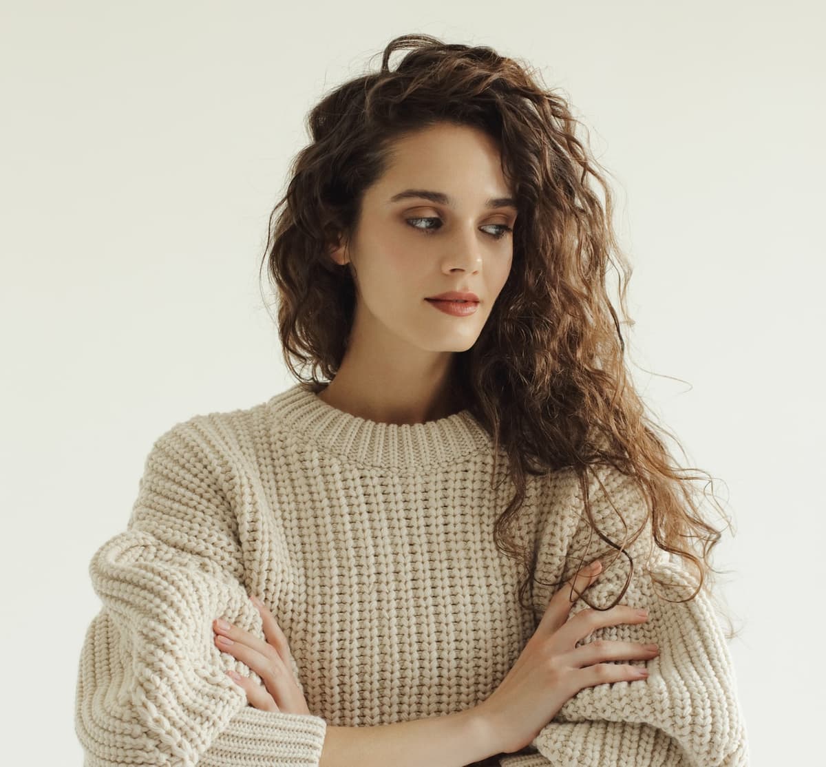 Синий шампунь убирает оранжевый оттенок у шатенок и брюнеток с мелированием