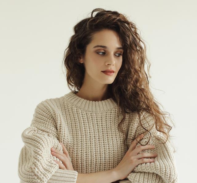 Синий шампунь убирает оранжевый оттенок у шатенок и брюнеток с мелированием