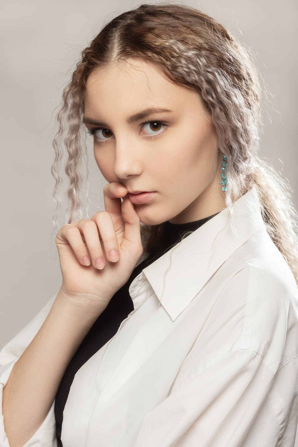 Фиолетовый шампунь борется с желтизной на холодных оттенках блонд