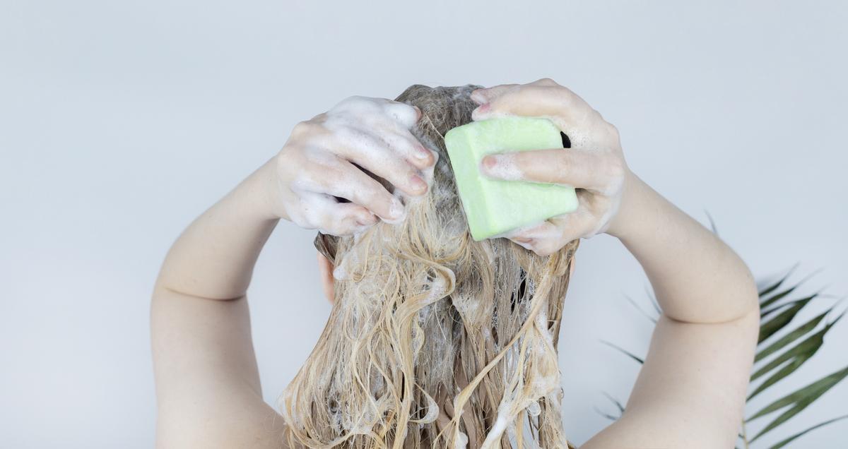 Наносите несмываемые кондиционеры или сыворотки