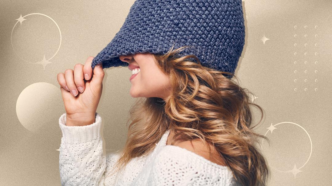 Девушка с красивой укладкой в зимней шапке — как она сохраняет прическу?