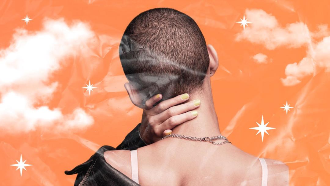 Выбритый затылок у девушек