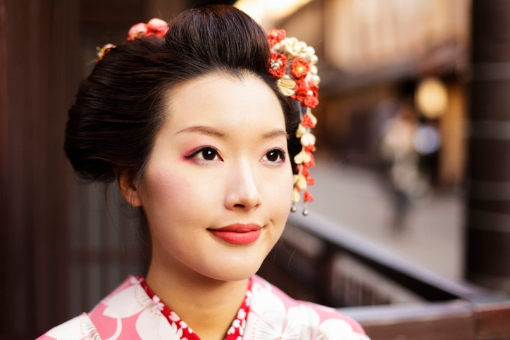 Красивая прическа в японском стиле, украшенная цветами